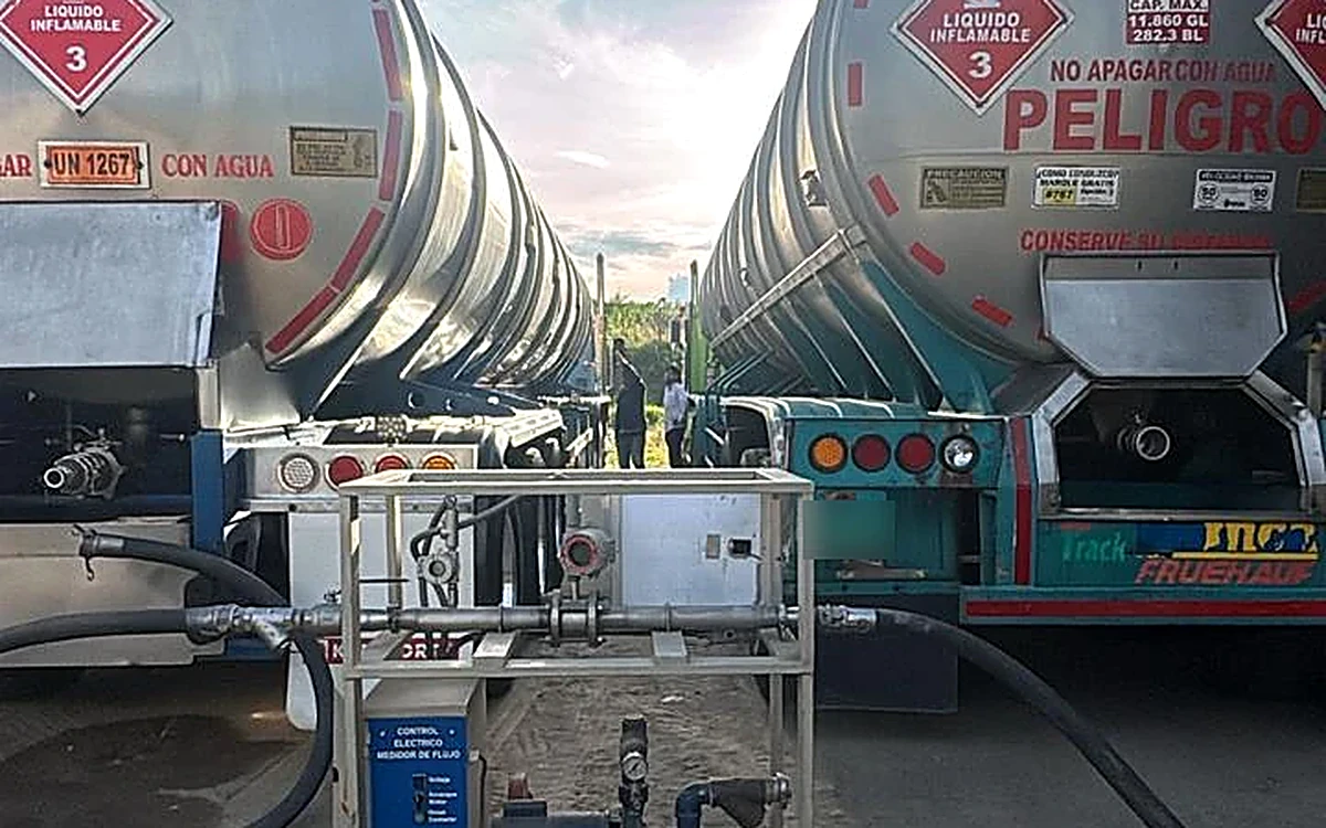 Equipo medidor de flujo conectado entre dos carrotanques durante un aforo